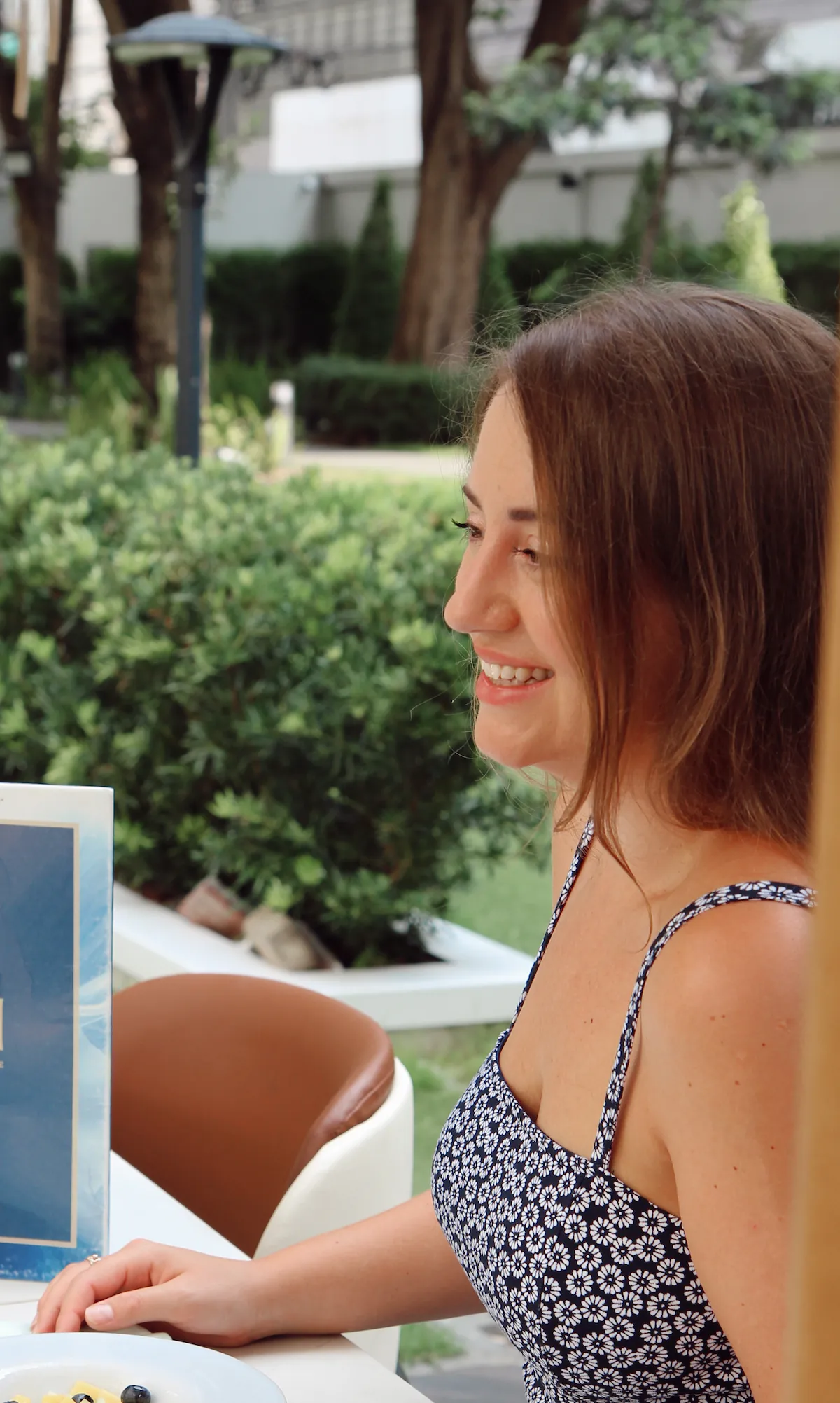 Marta Chojnowska during a meeting with a client—consulting on social media marketing and managing Facebook and Instagram accounts for businesses